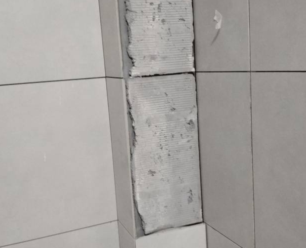 平乡瓷砖空鼓维修公司分享下瓷砖施工前基层浇水润湿程度不足，可能导致以下问题