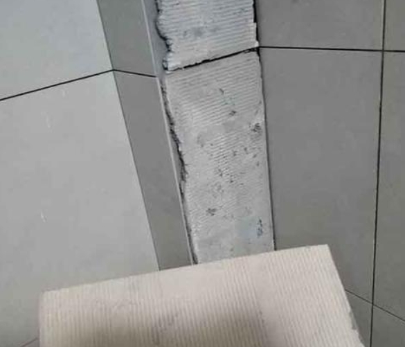 平乡瓷砖空鼓维修公司分享下厨房瓷砖脱落的补救措施。